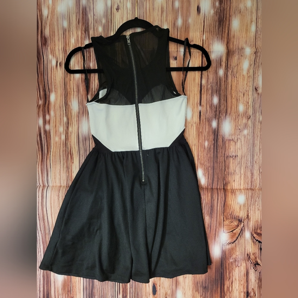 Material Girl S Black and White Sweetheart Mesh Sleveless Dress - Picture 4 of 5